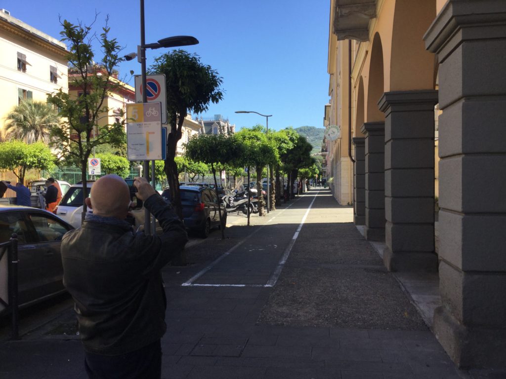 Chiavari - il nostro consigliere Giorgio Canepa durante l'installazione della nuova cartellonistica per la rete ciclabile